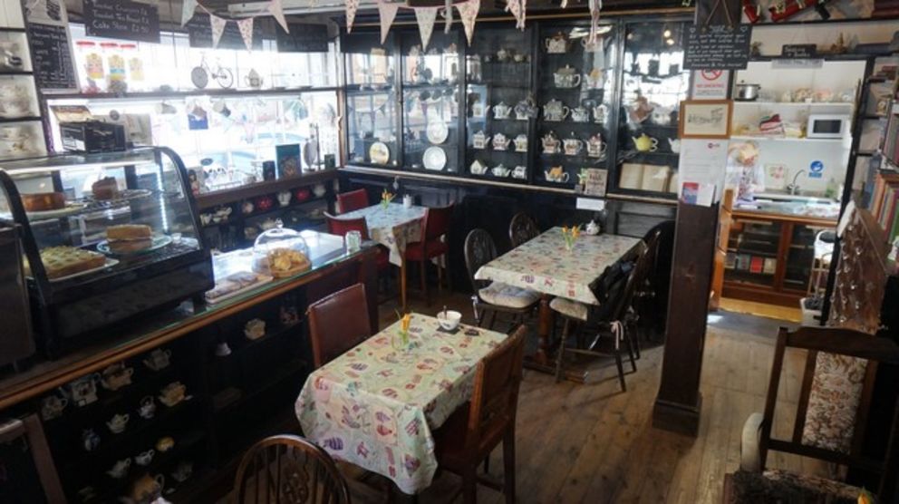 Vintage Tea Rooms With Secondhand C6019n Bradleys